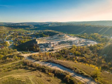 Taş ocağı havacılığı. Taş ocağında çalışan ağır makineler..