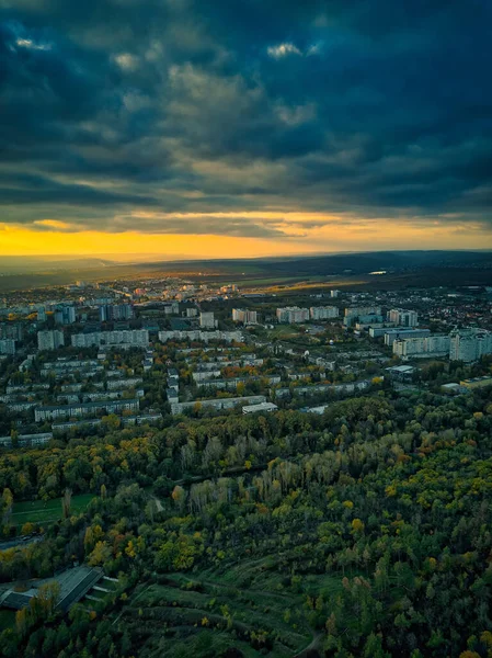 日没の秋には街の上空 モルドバ共和国キヒネフ市 — ストック写真