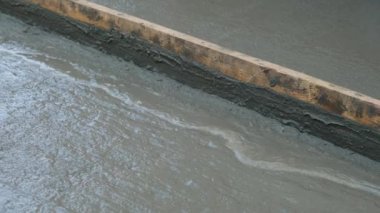Uzun bir seviyelendirme aracı ile taze beton seviyelendiriliyor