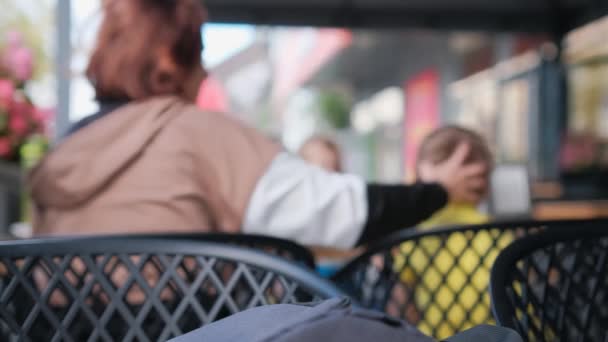 Bildunschärfe oder Klient-Defokussierung in einem Outdoor-Café. — Stockvideo