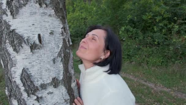 Concepto de ocio y personas: retrato de la mujer en la naturaleza — Vídeos de Stock