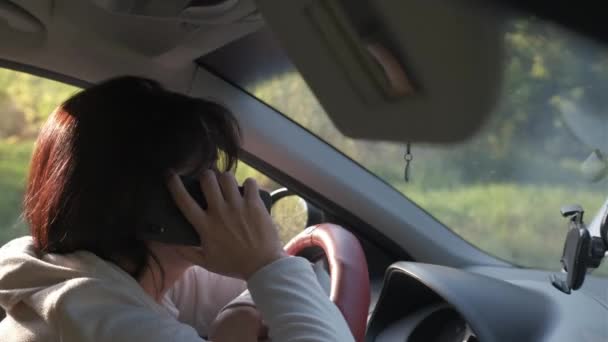 La mujer marca un número de teléfono después de una avería del coche. Problemas de coche. — Vídeo de stock