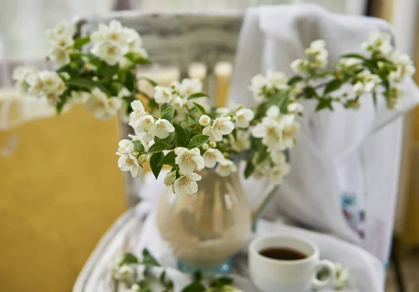 茉莉花在一个白色的花瓶里 Stillife Jasmine Cup Coffee — 图库照片