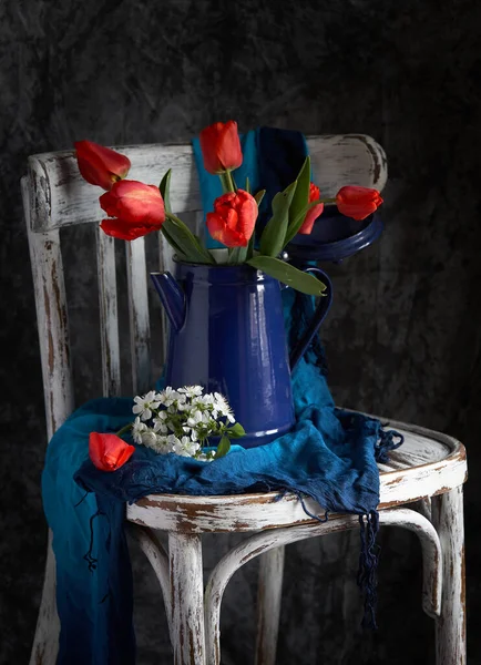 红色郁金香花束在蓝色花瓶上的年份 情人节 母亲节 生日概念 — 图库照片