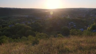 Gün batımında küçük köyü seyret.