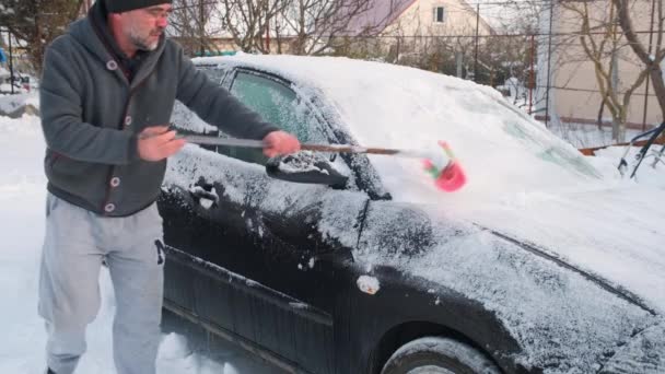 Bir Adam Arabadaki Karı Temizler Adam Kışın Sokakta Arabasındaki Karları — Stok video