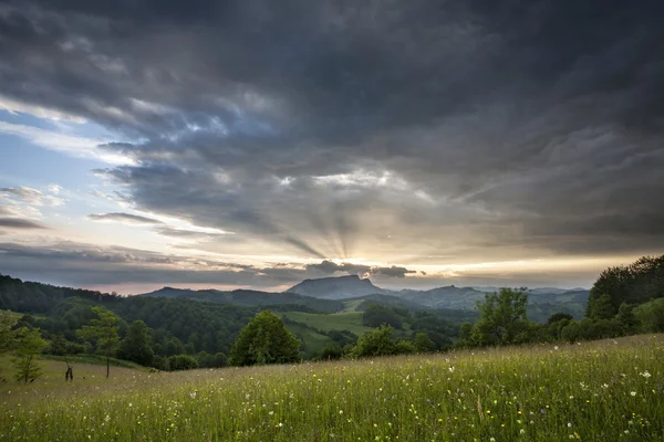 Coucher de soleil dans les montagnes — Photo