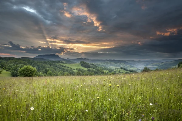 Puesta de sol en montañas — Foto de Stock