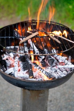 Kömürlü mangal kömürü. Şöminede ya da ızgarada yanan kömürlere yakın çekim.