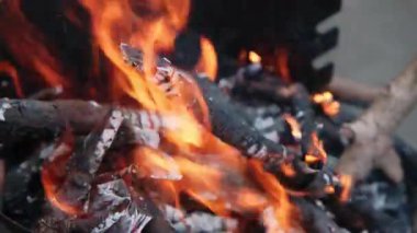 Şömine yanan odunlar, parlayan közler, rahat sıcaklık, rahatlatıcı atmosfer.