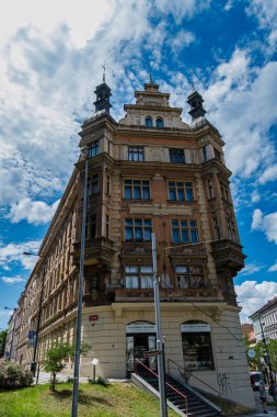 Prag, Çek Cumhuriyeti - 13.07.2024. Prag 'ın nefes kesici panoramik manzarası, ikonik binalar, büyüleyici kırmızı çatılı evler ile tarihi şehir merkezini sergiliyor..