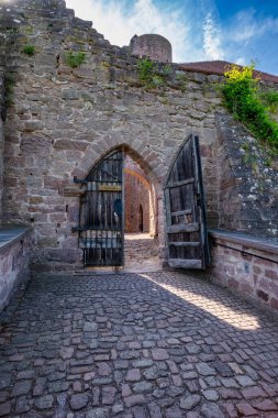 Büyüleyici bir kalenin yıkılışını gösteren nefes kesici bir manzara. Burg Hanstein Kalesi harabeleri, Thüringen 'deki tarihi Hanstein Şatosu..