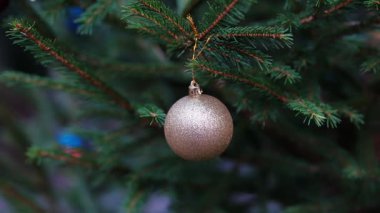 yumuşak odaklı cam süslemeli desenli çam iğneleri, süslü çam dalı ve cam süslemeli kırsal kış sahnesi