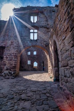 Büyüleyici bir kalenin yıkılışını gösteren nefes kesici bir manzara. Burg Hanstein Kalesi harabeleri, Thüringen 'deki tarihi Hanstein Şatosu..