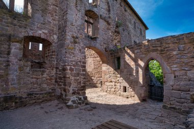 Büyüleyici bir kalenin yıkılışını gösteren nefes kesici bir manzara. Burg Hanstein Kalesi harabeleri, Thüringen 'deki tarihi Hanstein Şatosu..