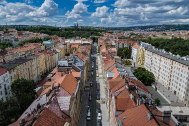Prag 'ın nefes kesici panoramik manzarası, ikonik binalar, büyüleyici kırmızı çatılı evler ile tarihi şehir merkezini sergiliyor..