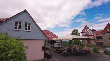 Almanya 'da küçük eski bir kale manzarası. Bodenstein Şatosu, bugün Thüringen 'in Eichsfeld bölgesinde Leinefelde-Worbis' in bir parçası olan Wintzingerode köyünün yukarısında bir ortaçağ kalesidir.