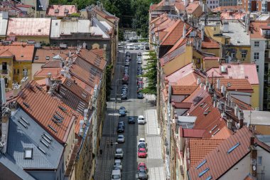 Prag, Çek Cumhuriyeti. 13.07. 2024. Prag 'ın nefes kesici panoramik manzarası, ikonik binalar, büyüleyici kırmızı çatılı evler ile tarihi şehir merkezini sergiliyor..