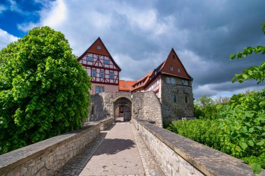 Almanya 'da küçük eski bir kale manzarası. Bodenstein Şatosu, bugün Thüringen 'in Eichsfeld bölgesinde Leinefelde-Worbis' in bir parçası olan Wintzingerode köyünün üzerinde bir ortaçağ kalesidir. Dikey çekim.