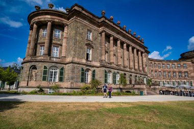 Kassel, Almanya - 15 08 2024. Göz kamaştırıcı ve kesinlikle çok güzel tarihi binalar yemyeşil çimlerin üzerinde güneşleniyorlar.