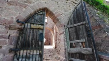 Burg Hanstein şatosu harabeleri, Thüringen 'deki tarihi Hanstein Şatosu. Bornhagen Köyü, Almanya.