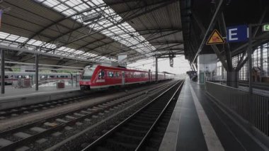 30.05.2025 Erfurt, Almanya. Tren istasyonundaki yaya geçidinin altındaki platformlar arasındaki tren yolu eğrisi.