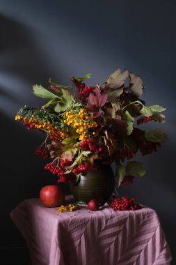 Seramik Vazolarla Huysuz Hayat Düşük Mum Işığı ve Derin Gölgeler Sonbahar Yeşillerini Aydınlatıyor, Dökülen Meyveler, Hava Durumu Mavi Kumaş, Boya Kompozisyonu