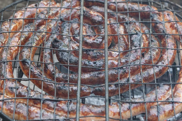 Salchichas a la parrilla sabrosas y picantes — Foto de Stock