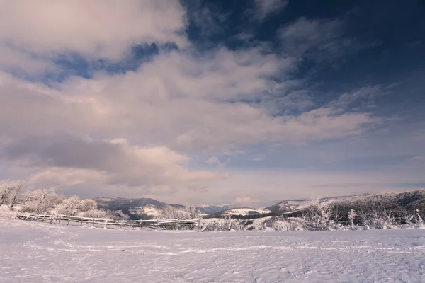 Inverno nas montanhas — Fotografia de Stock