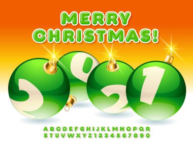 Dekoratif balo oyuncaklarıyla Mutlu Noeller 2021 kartı. Yaratıcı parlak yazı tipi. Yeşil Alfabe Harfleri ve Sayıları Ayarlandı