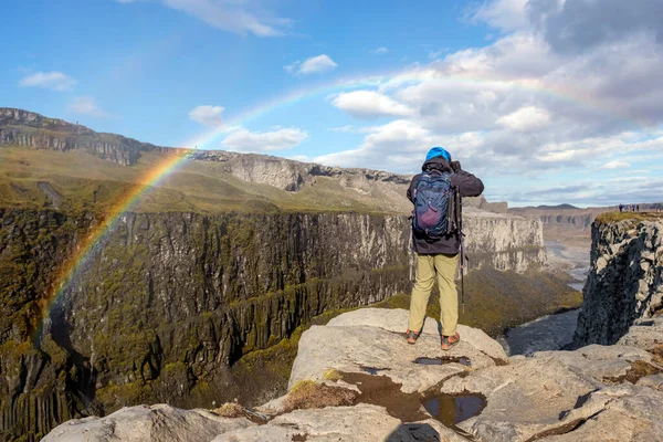 Fotograf Robi Zdjęcia Nad Kanionem Pobliżu Wodospadu Detifoss Złotego Pierścienia — Zdjęcie stockowe