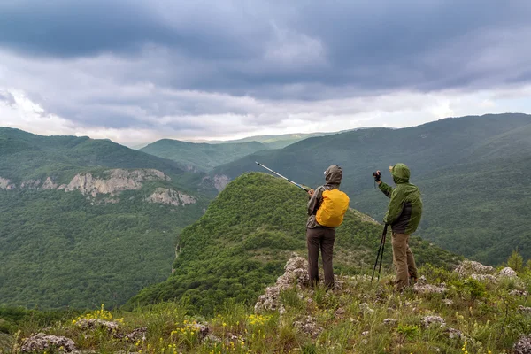 Turistas con una cámara en las montañas —  Fotos de Stock