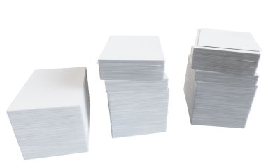 beyaz kağıt yığınını. beyaz zemin üzerinde izole render