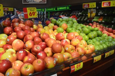 Taze meyve ve elma satıcısı.