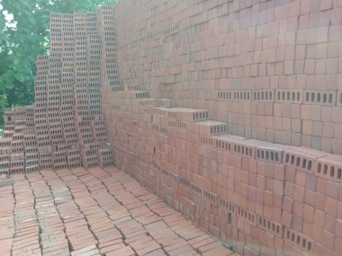 Satmak için kahverengi renkli tuğla stokları