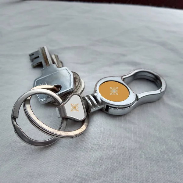 Stahl Gefertigte Schlüssel Und Schlüsselanhänger Nahaufnahme Auf Grauem Hintergrund — Stockfoto