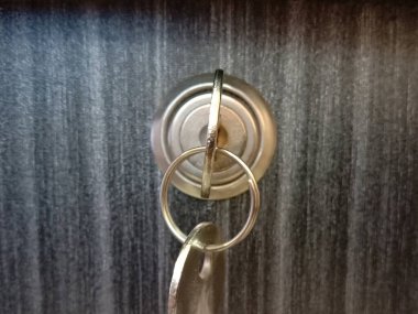 Satmak için ahşap tahtaya kilit vurun.