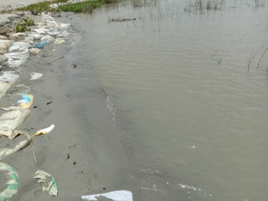 Nehirde kum ve su dalgası manzarası