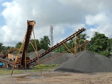 Fabrikada Rafine Makineli Siyah Renkli Taş Deposu