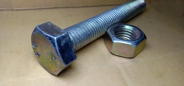 钢铁制造的螺母和销售用螺栓塞子 — 图库照片