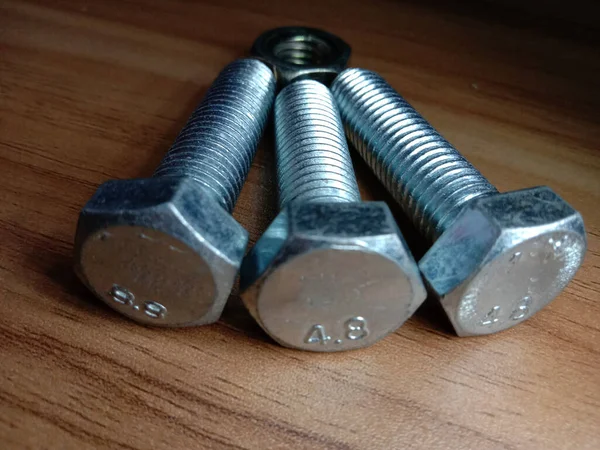 钢铁制造的螺母和销售用螺栓塞子 — 图库照片
