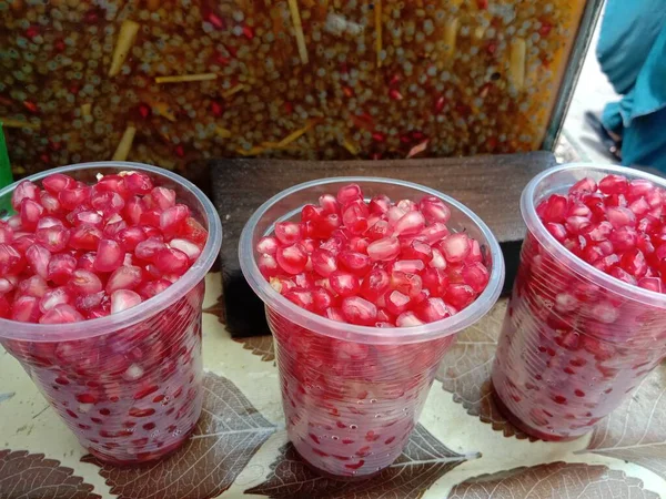 Вкусные Здоровые Семена Граната Пластиковом Стекле — стоковое фото