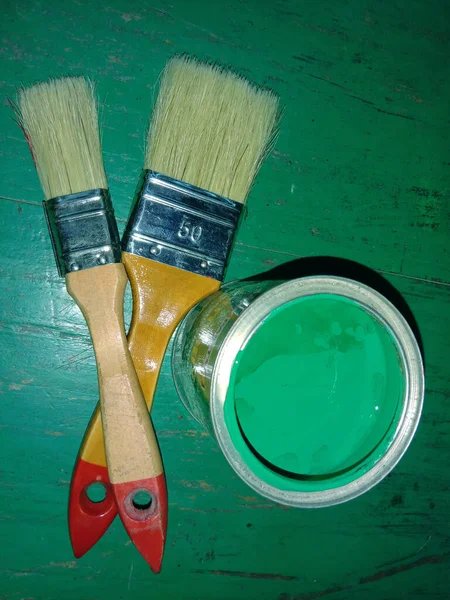 Pinsel Und Grüne Farbe Topf Zum Malen — Stockfoto
