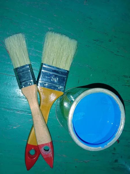 Πινέλο Και Μπλε Χρώμα Γλάστρα Για Ζωγραφική — Φωτογραφία Αρχείου