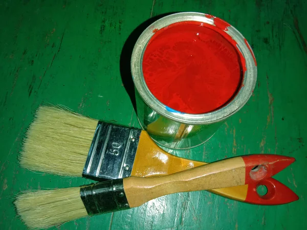 Πινέλο Και Κόκκινη Μπογιά Γλάστρα Για Ζωγραφική — Φωτογραφία Αρχείου