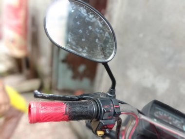 Yolunda ayna olan motorun ön tarafı.