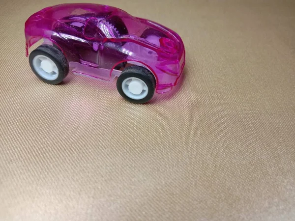 Розовый Цветной Игрушечный Автомобиль Золотом Фоне — стоковое фото