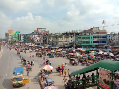 İnsanlar ve araba gökyüzü yolunda