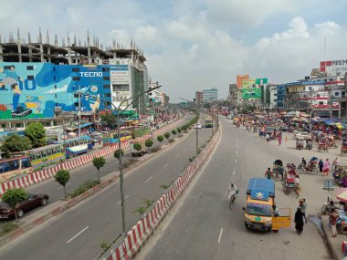 İnsanlar ve araba gökyüzü yolunda