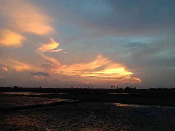Sonnenuntergang Blick Auf Den Himmel Mit Wolken Und Sonnentropfen — Stockfoto